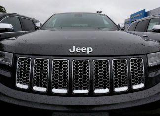 Video Two hackers hijack a Jeep Cherokee with a laptop
