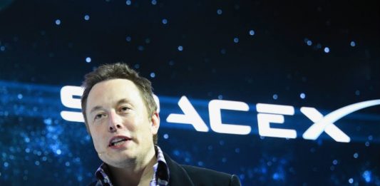 Watch Elon Musk explain how SpaceX will take you to Mars Elon Musk's SpaceX plans to start colonizing Mars in 2024