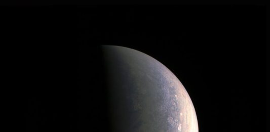 Juno arrives on Jupiter and starts sending pictures and videos NASA Juno's spacecraft takes a picture while approaching Jupiter's North Pole
