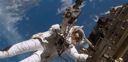 Astronauts do the mannequin challenge in zero gravity astronaut-on-the-iss-mannequin-challenge