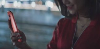 Woman wearing a red jacket and holding the Meitu T8