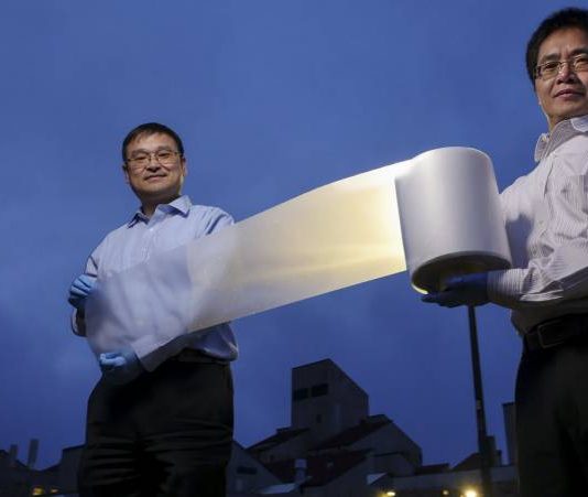 Polymethylpentene wrap keep things cool even in sunny days researchers-ronggui-yang-right-and-xiaobo-yin-left-show-how-lightweight-the-material-is