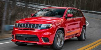 2018-Jeep-Grand-Cherokee-Trackhawk-front-three-quarter-in-motion