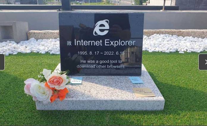 The World Celebrates Death of Internet Explorer with a Viral Gravestone in SK